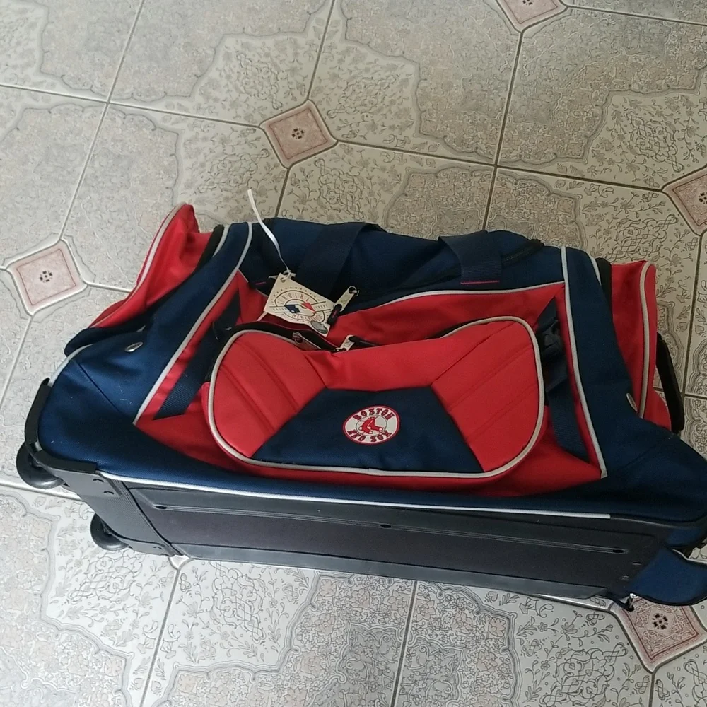 Men's NWT Boston Red Sox wheeled duffle bag, 31x17x14 with retractable handle